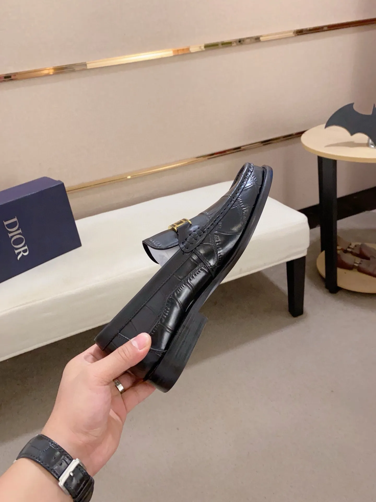 Men's shoes 💰: 560💰 High-end version of Dior Dior's new series. Famous actors and internet celebrities wear super popular designs. The sculptures of French artist Niki de Saint Phalle are designed as rings. Material: Imported original material ➕Painted cowhide Foot pads: cowhide Outsole: Rubber outsole Men's shoe size: 38~44 Can be customized to size 45
